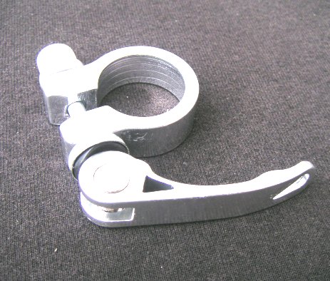 Obejma siodła aluminiowa z zaciskiem 31,8mm srebrna
